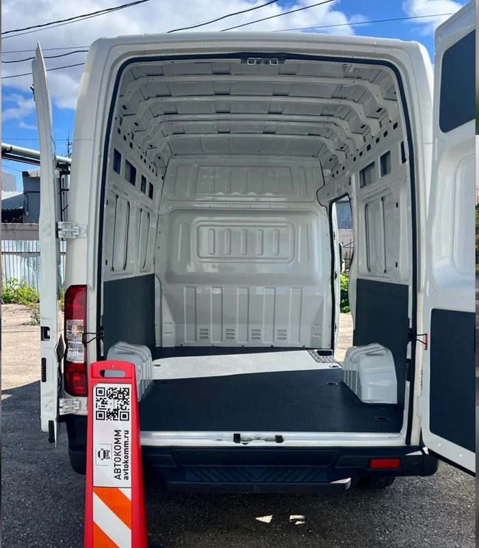 DongFeng K33 ЦМФ сзади грузовой отсек